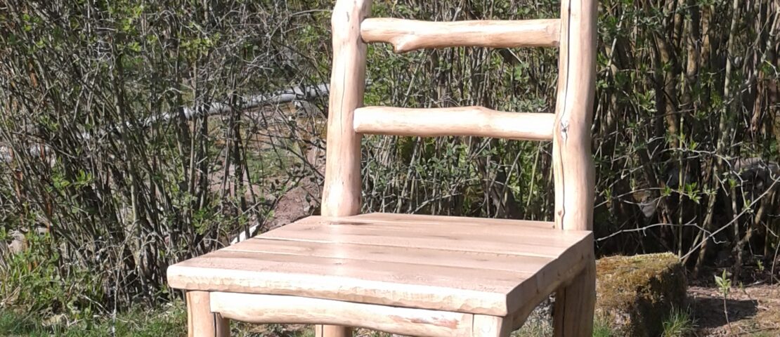 Möbel - Stuhl aus Naturholz