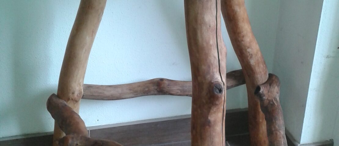 Möbel - 3 Bein Hocker aus Naturholz