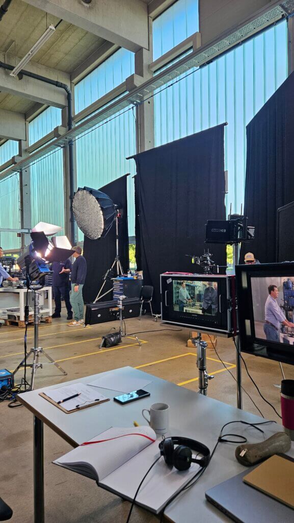 Behind-the-Scenes-Dreharbeiten bei Ludwig Meister für Staffel 12. Zu sehen sind Kameras, Lichttechnik, Monitore und Arbeitsmaterialien der Videoproduktion am Set.